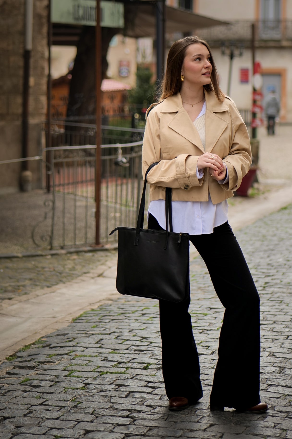 Sac cabas en cuir noir porté épaule