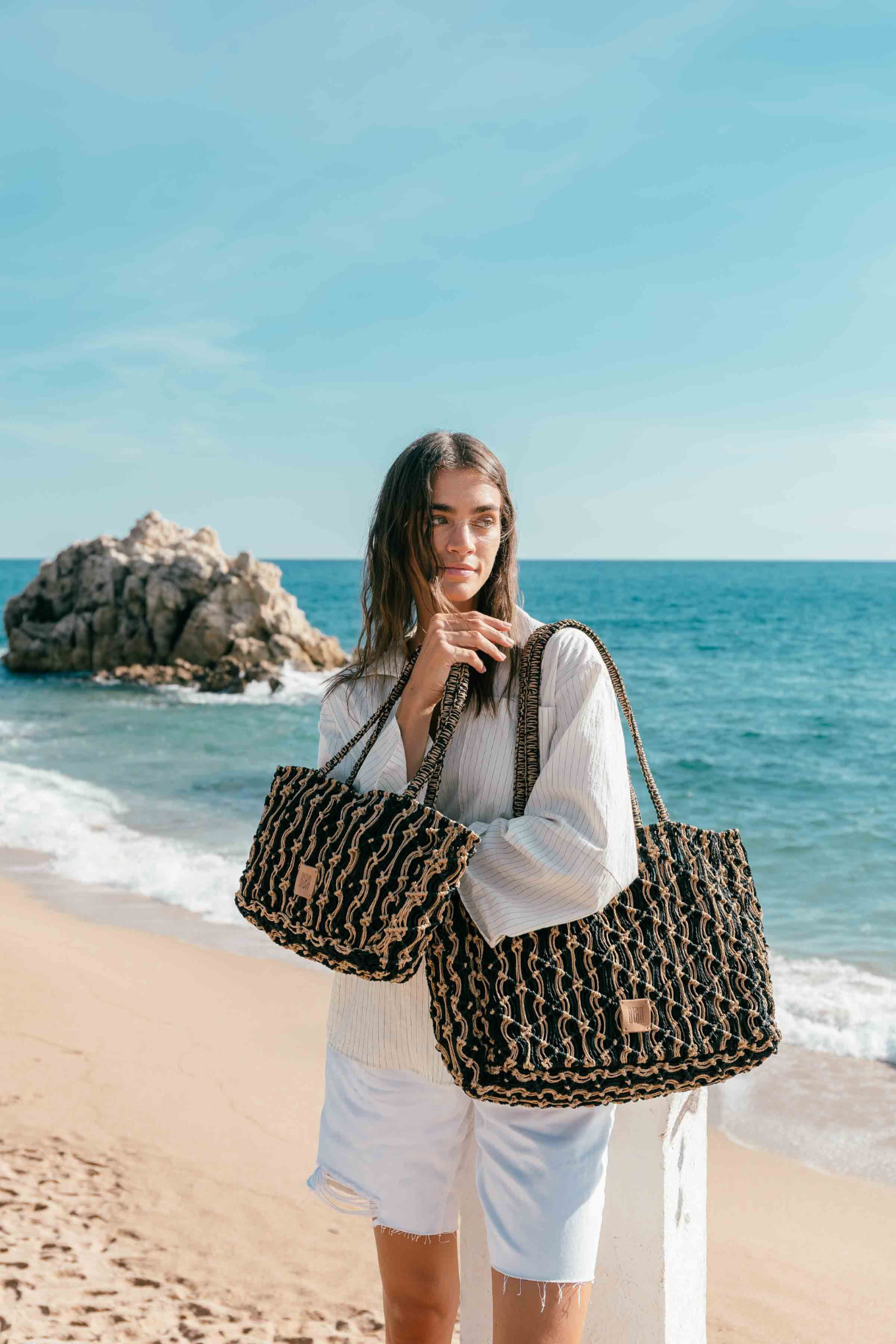 Sac cabas femme raphia macramé Sodwana noir et beige Biba porté en bord de mer