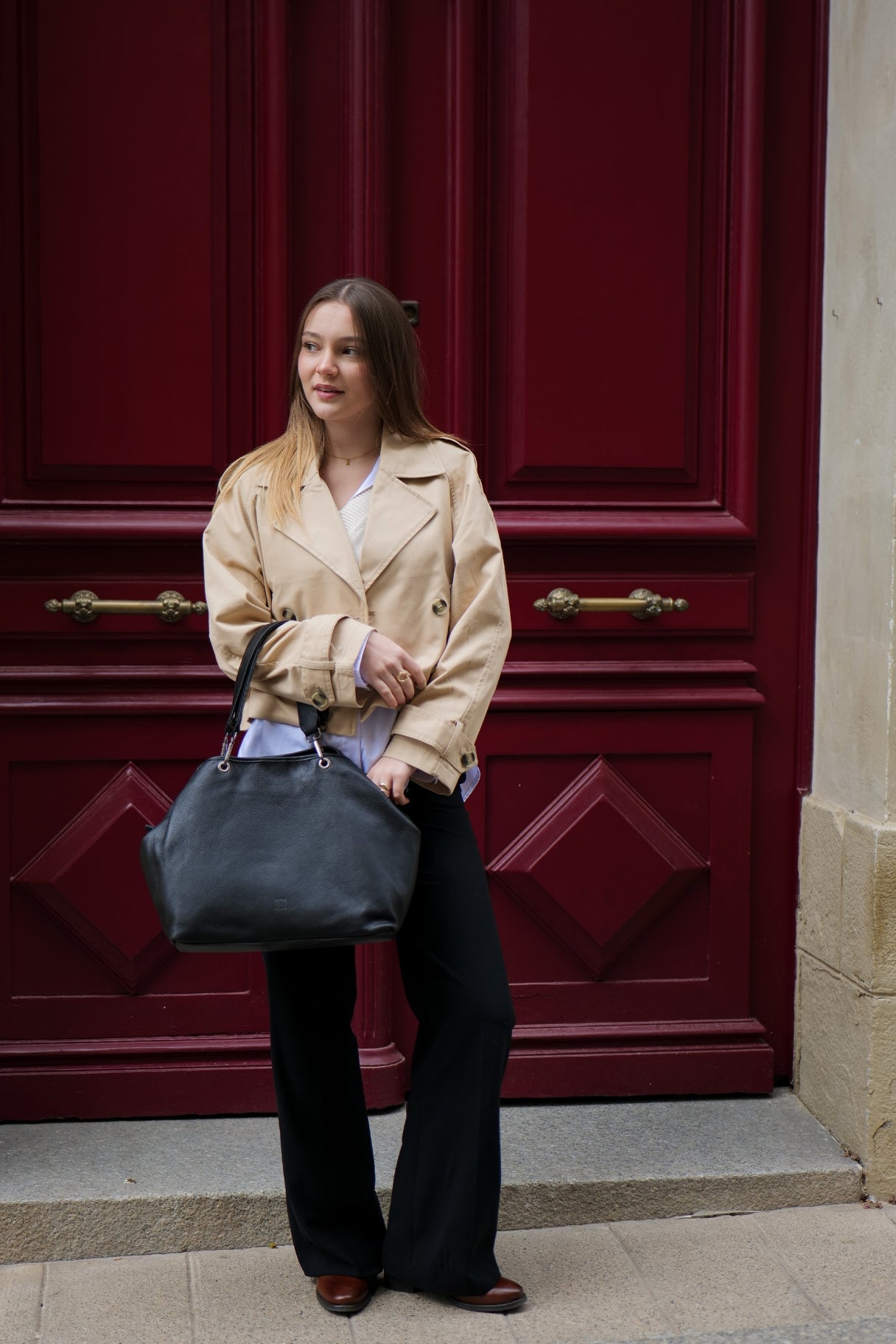 Sac shopper en cuir noir porté main