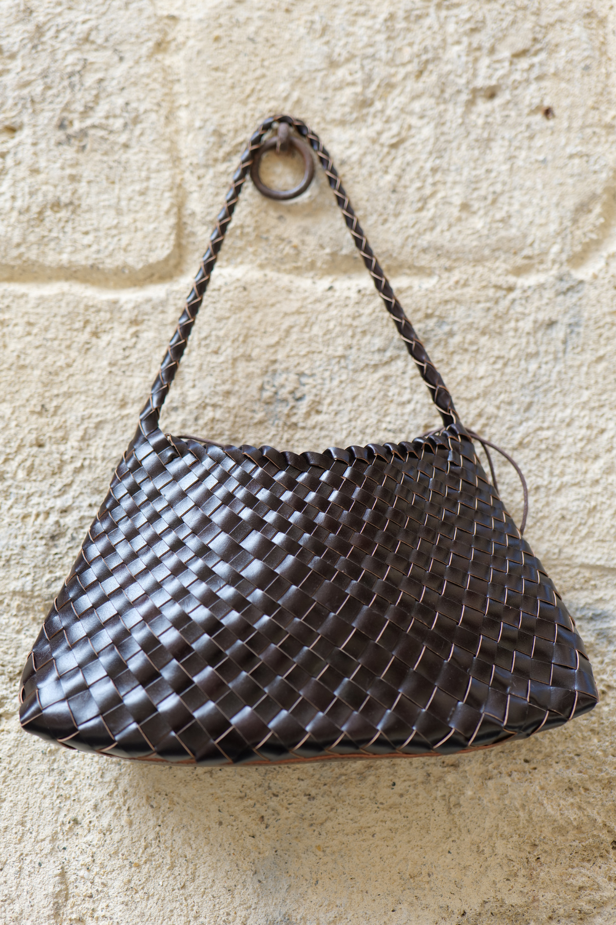 Sac en cuir tressé main Rosalie coloris marron foncé