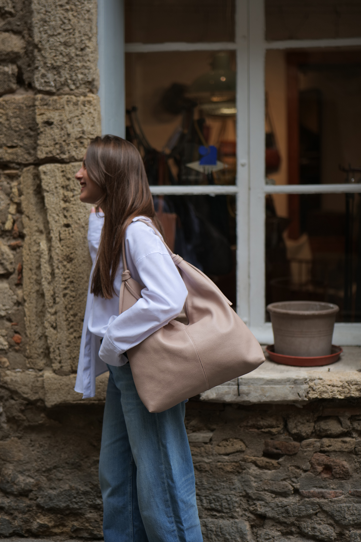 Sac Elena en cuir rose porté à l’épaule 