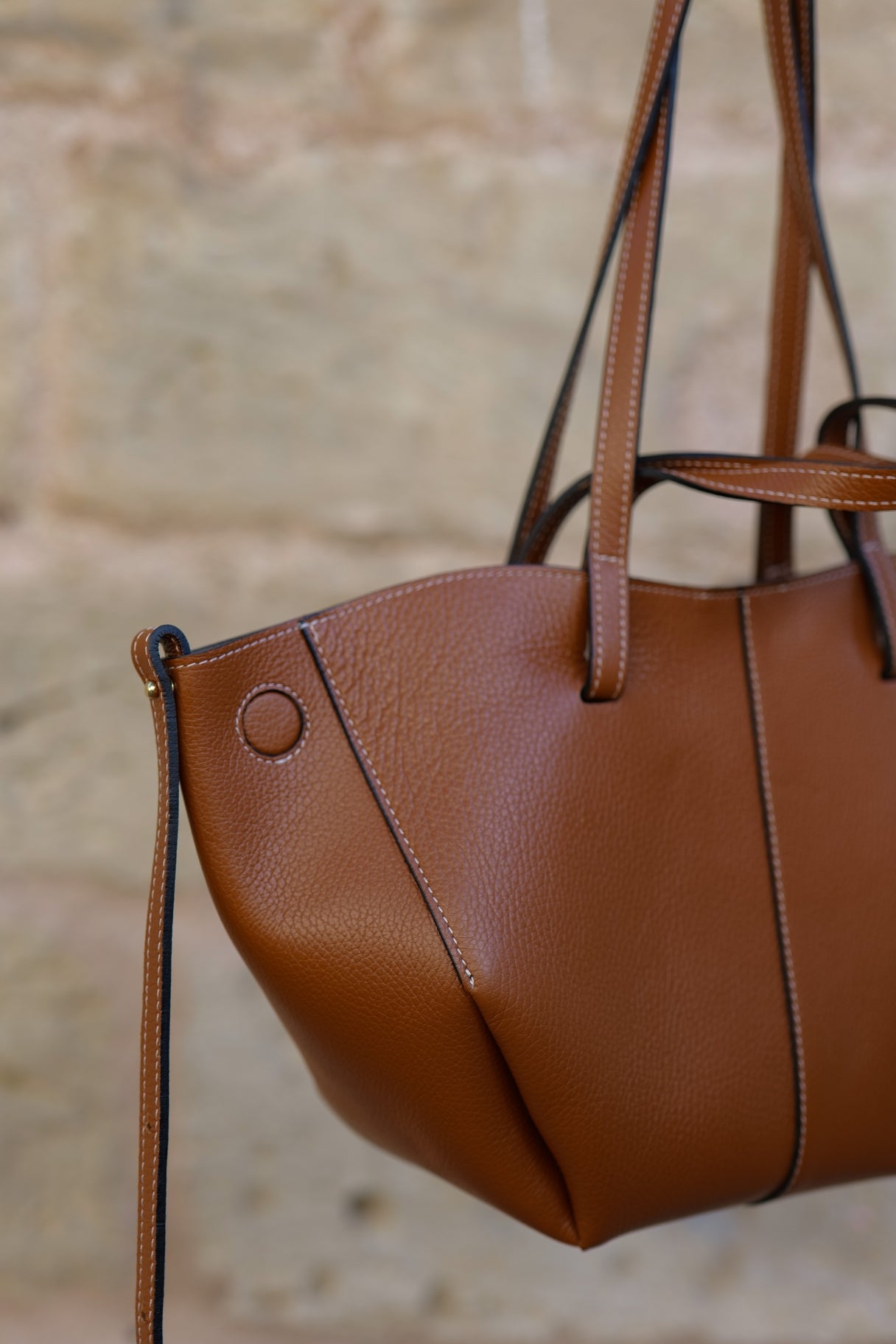 Sac à main Elyos - Cuir grainé marron forme croissant