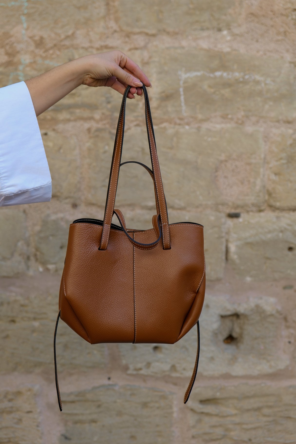 Sac à main Elyos - Cuir grainé marron forme croissant