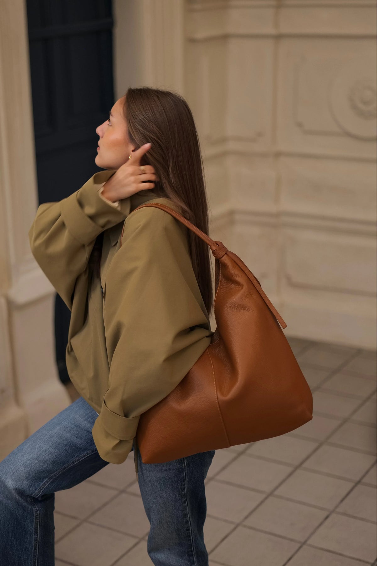 Sac hobo Elena en cuir grainé camel porté à l'épaule, format A4