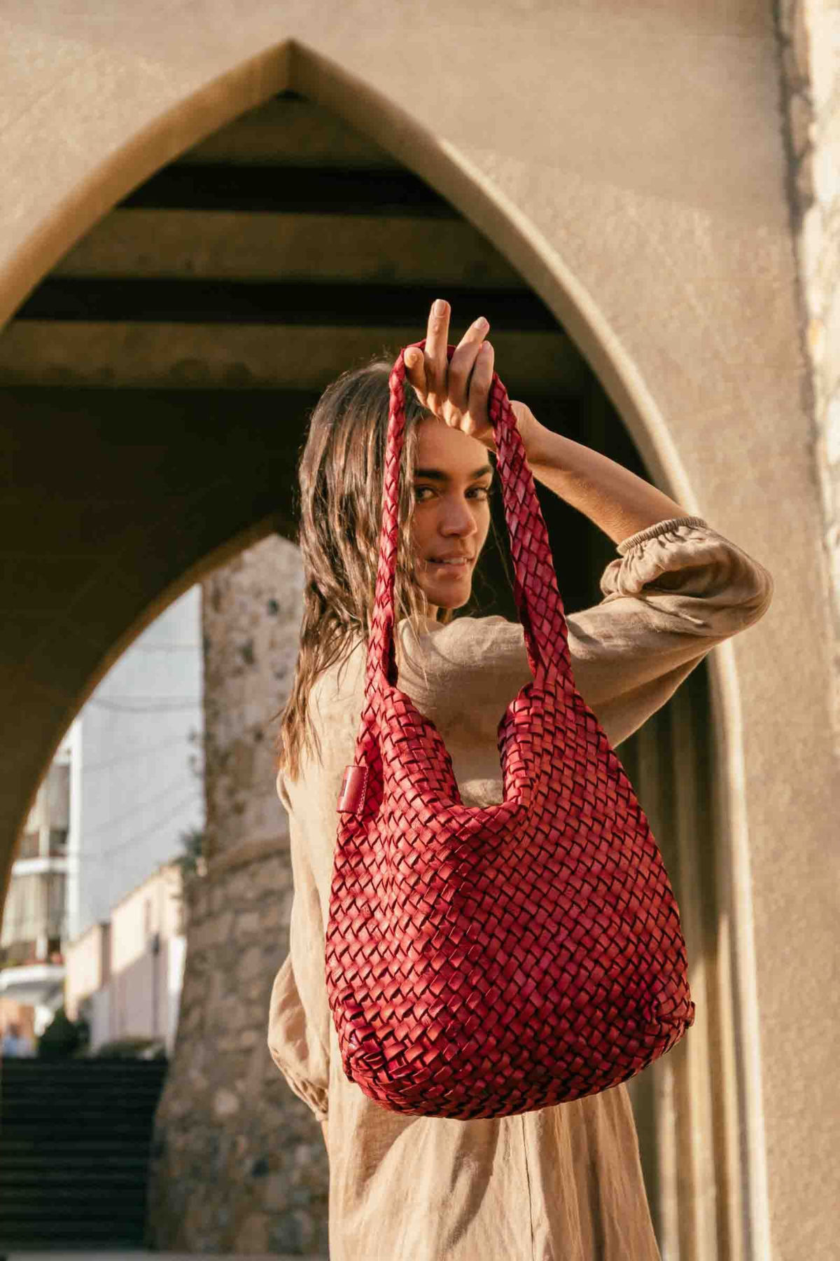 Sac hobo Killen Biba en cuir tressé fuchsia porté à l'épaule