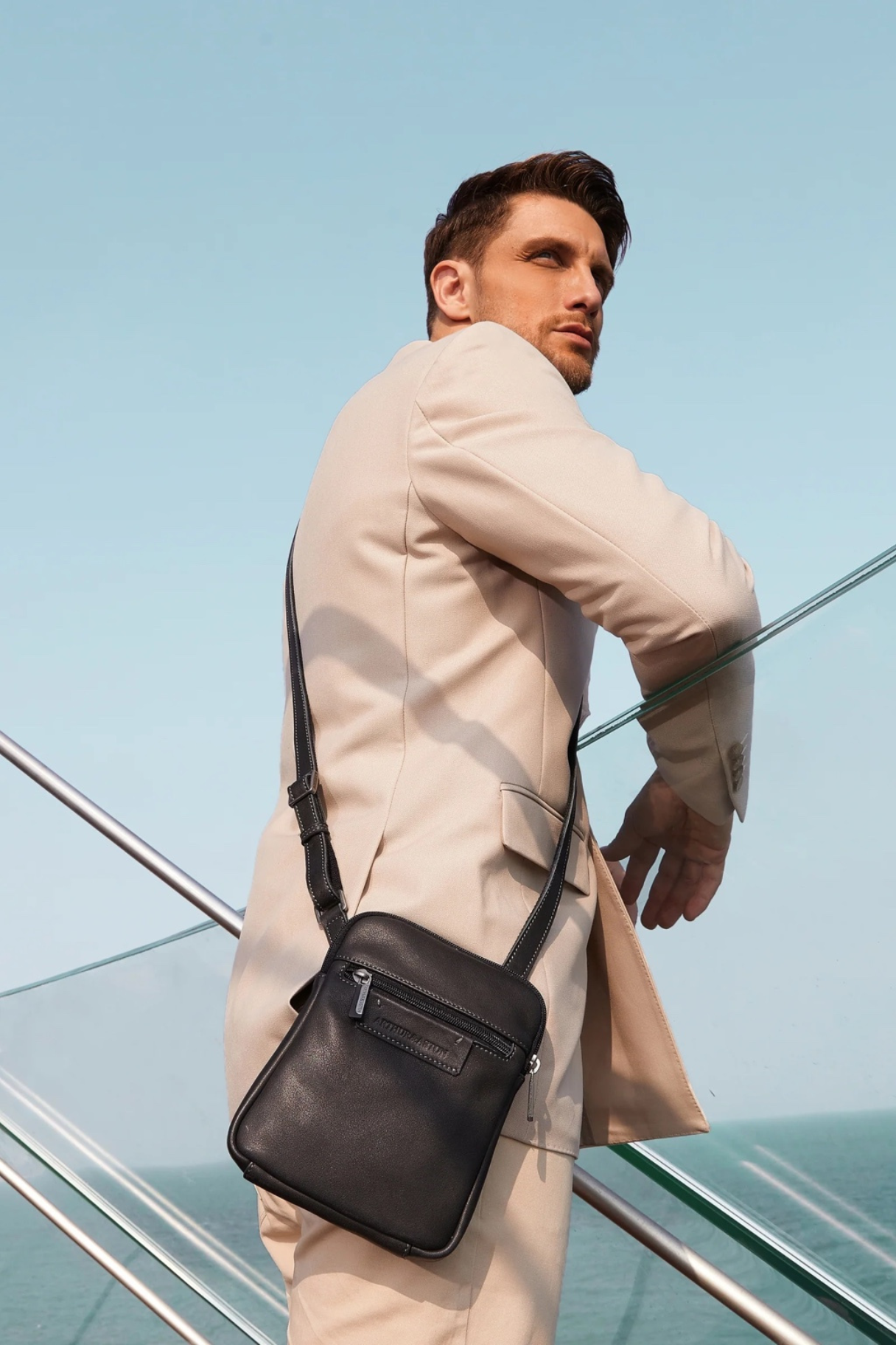 Homme portant le sac Johany en cuir noir