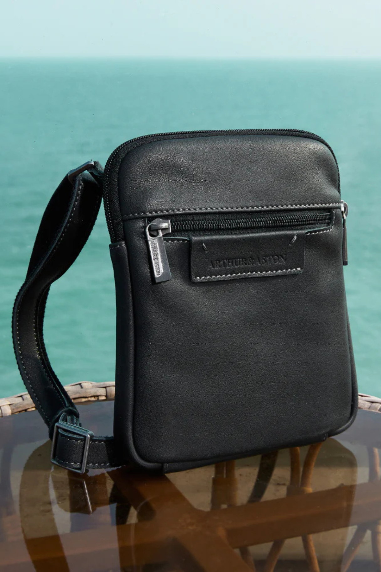 Sac bandoulière plat Johany en cuir noir