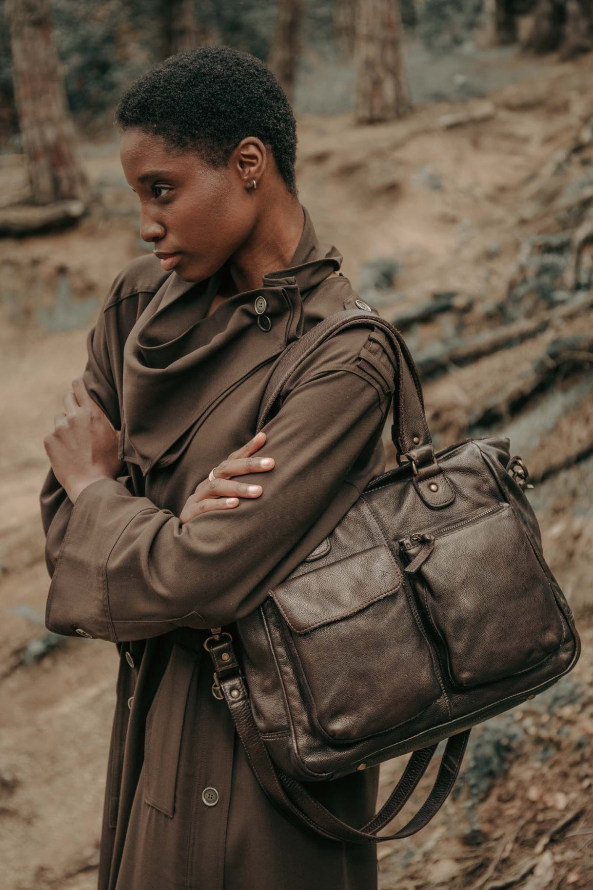 sac Keno KEO2L en cuir lavé marron foncé – porté