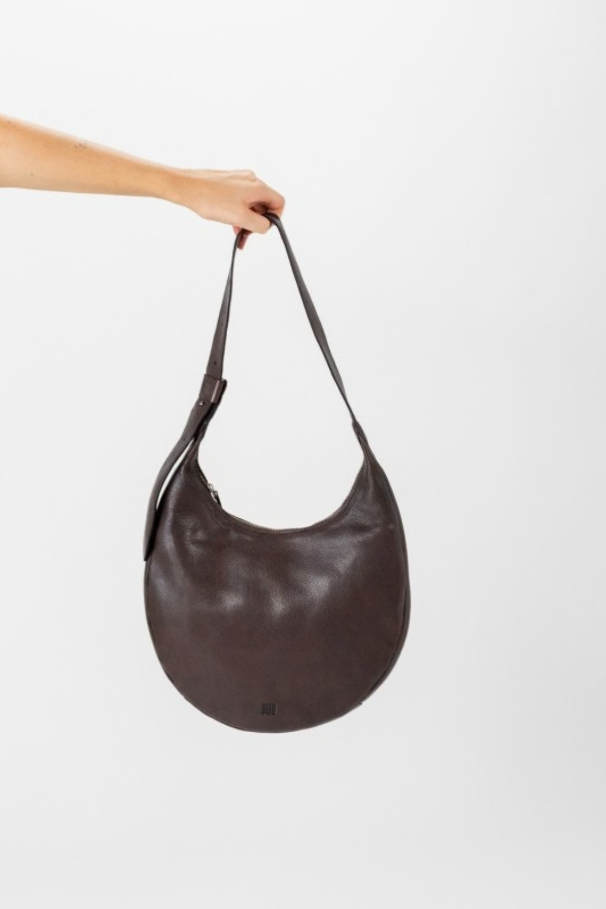 Sac Ludlow Biba marron suspendu par son anse d’épaule réglable à boucle
