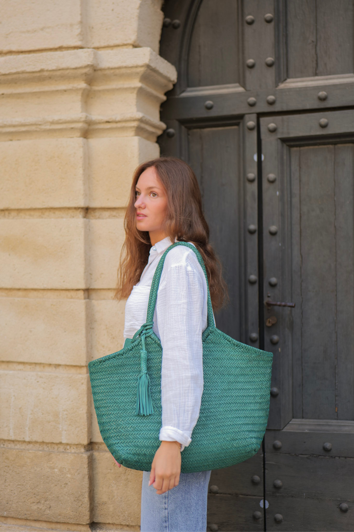 Sac à main BIBA Perkins PER10L en cuir tressé couleur turquoise, porté
