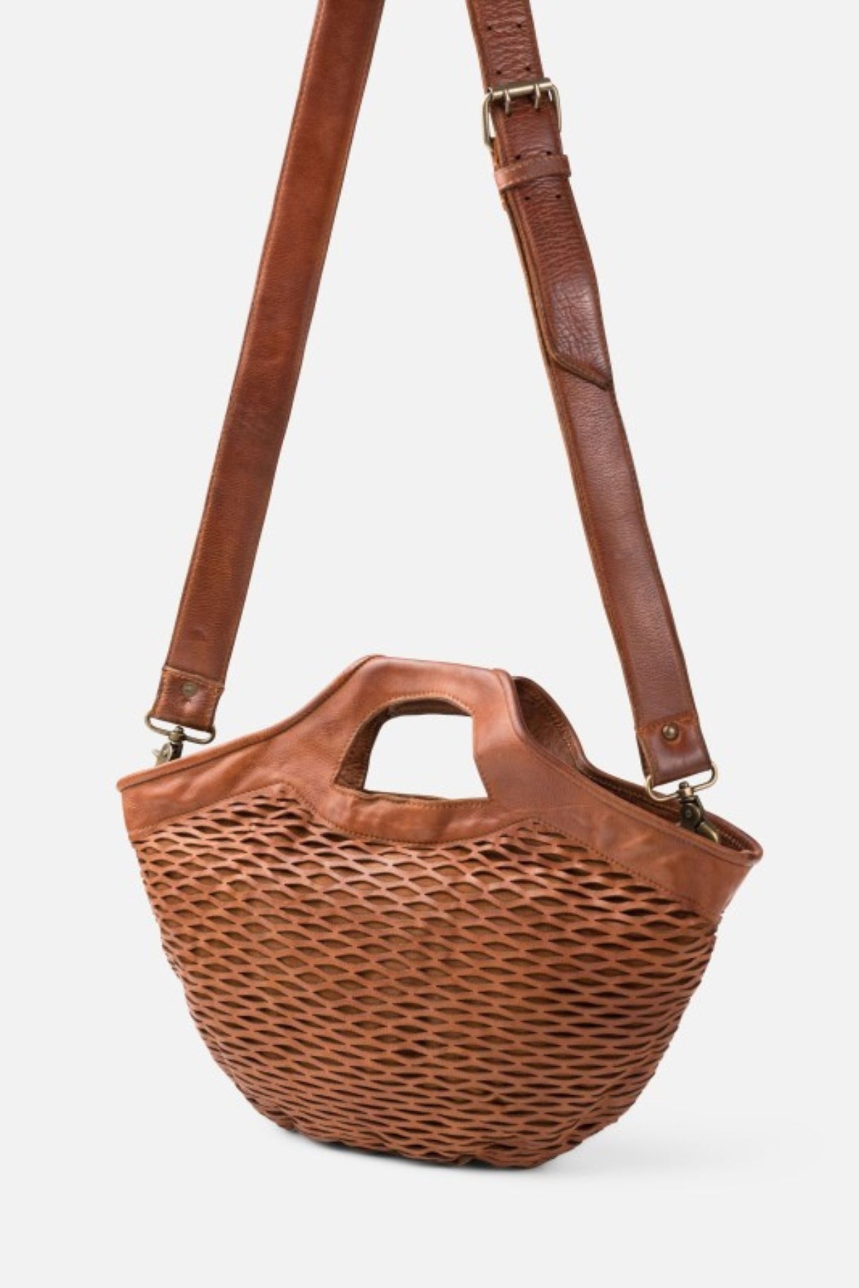 Détail du cuir perforé effet ajouré du sac panier Doty BIBA