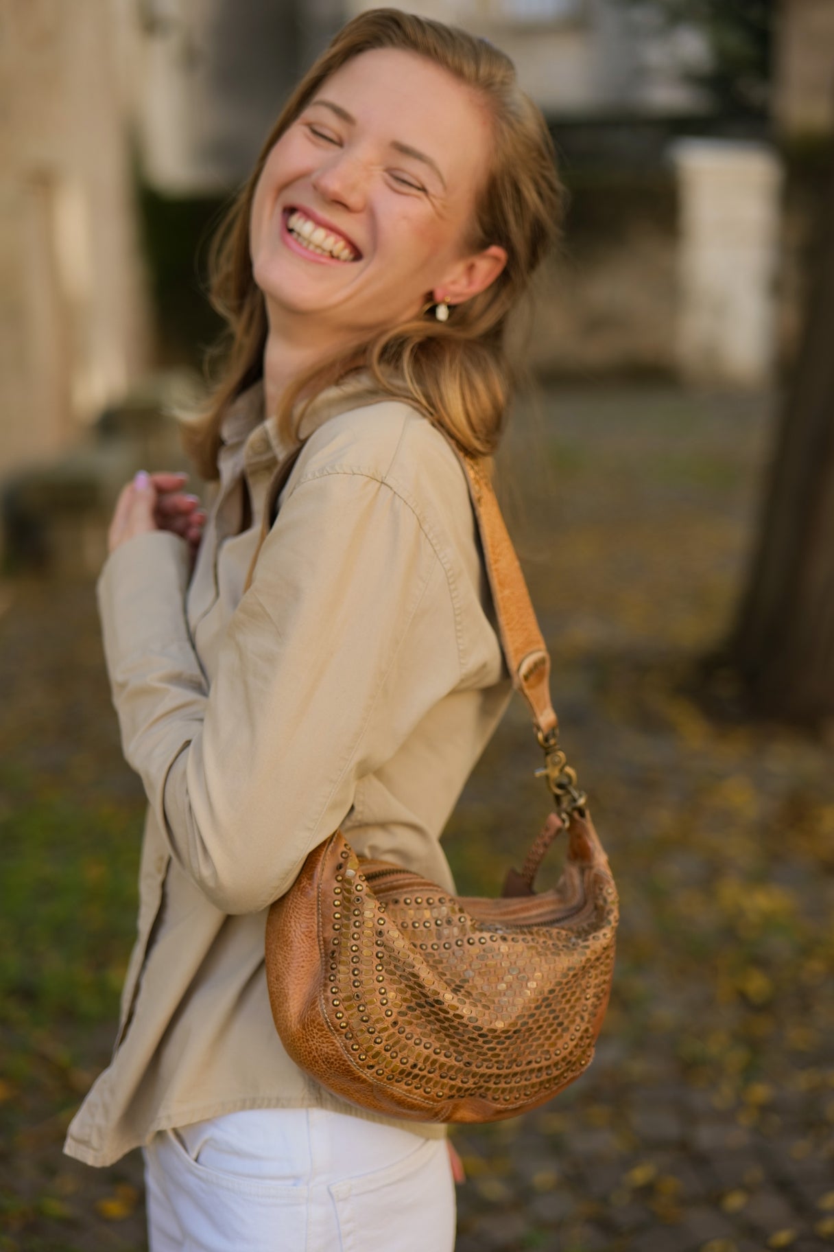 Biba Lovington - sac bandoulière à rivets couleur beige - Nappa maroquinerie 