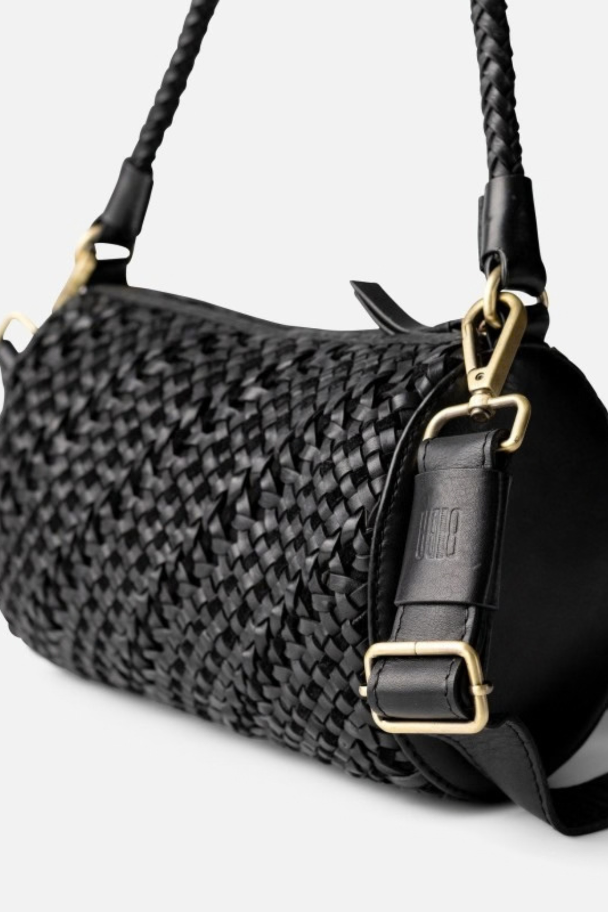 Détail du tressage mêlant cuir velours et cuir lisse et du passant Biba du sac Selma noir