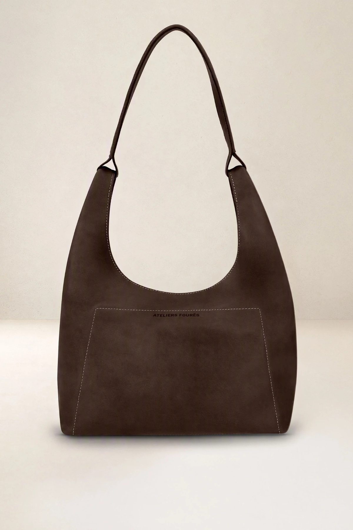 Sac souple en cuir pleine fleur chocolat Amazone Ateliers Fourès, vue de face, logo embossé