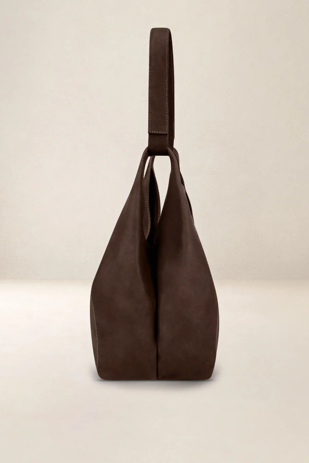 Profil du sac souple Amazone en cuir chocolat, anse en cuir et toile Ateliers Fourès