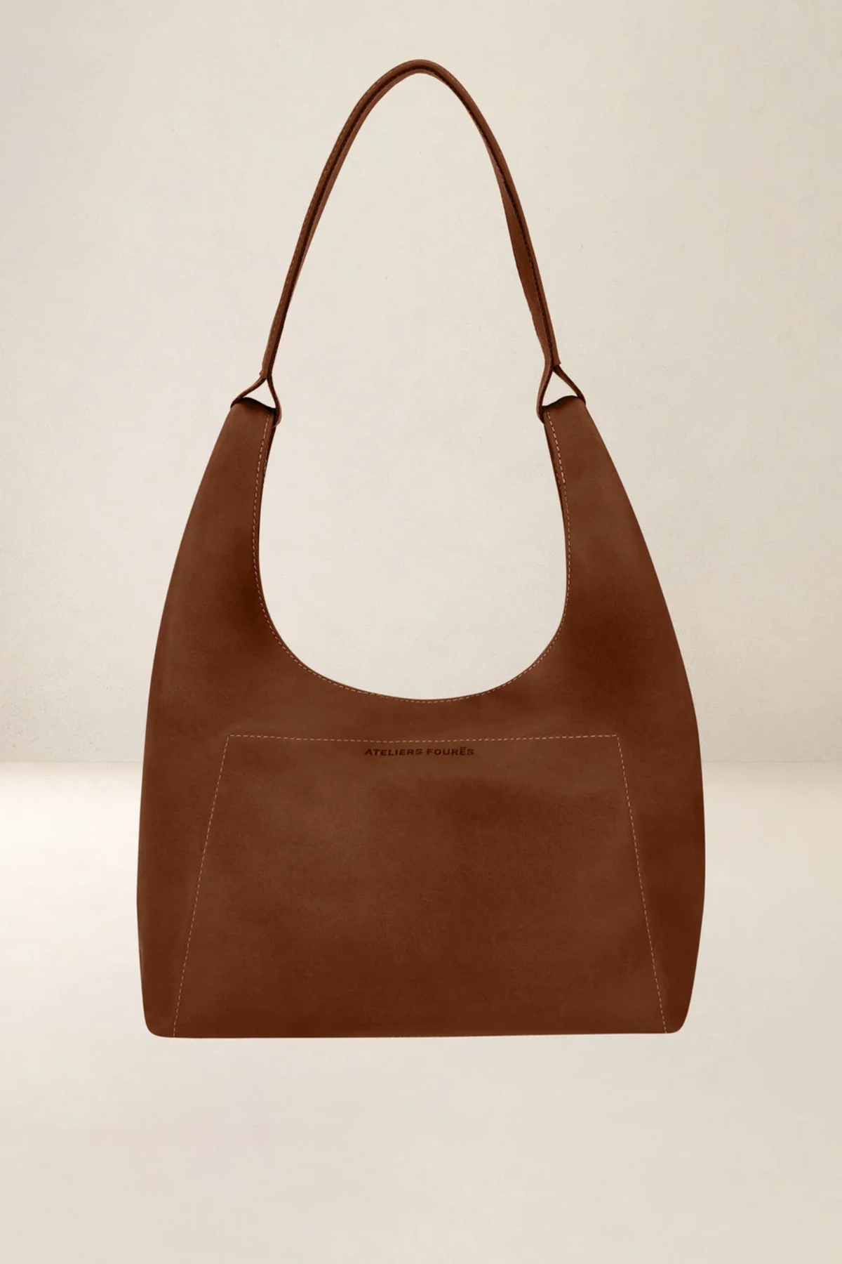Sac souple en cuir pleine fleur cognac Amazone Ateliers Fourès, vue de face avec poche plaquée
