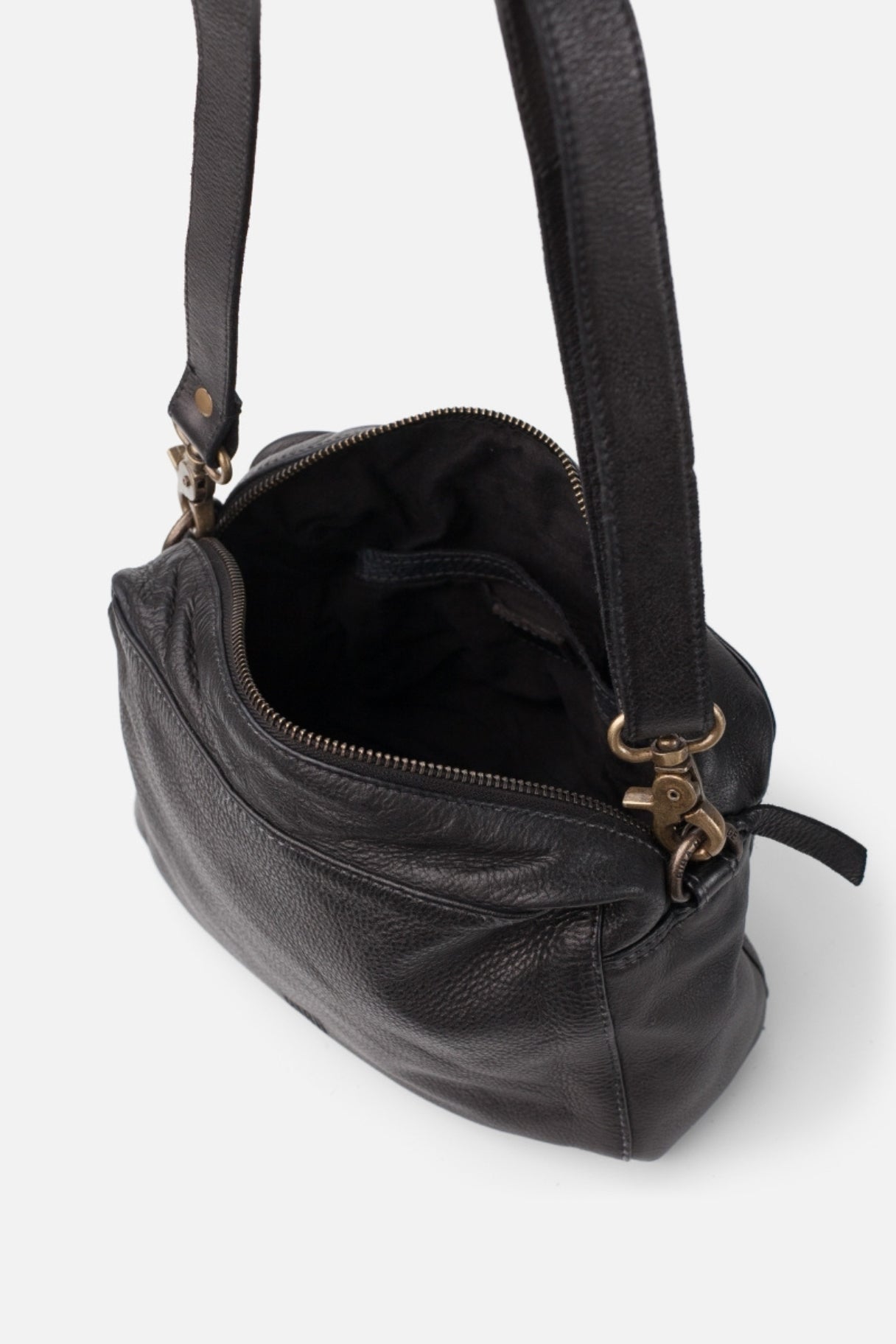 Sac Sumner SUM2L en cuir noir avec bandoulière brodée vu intérieur