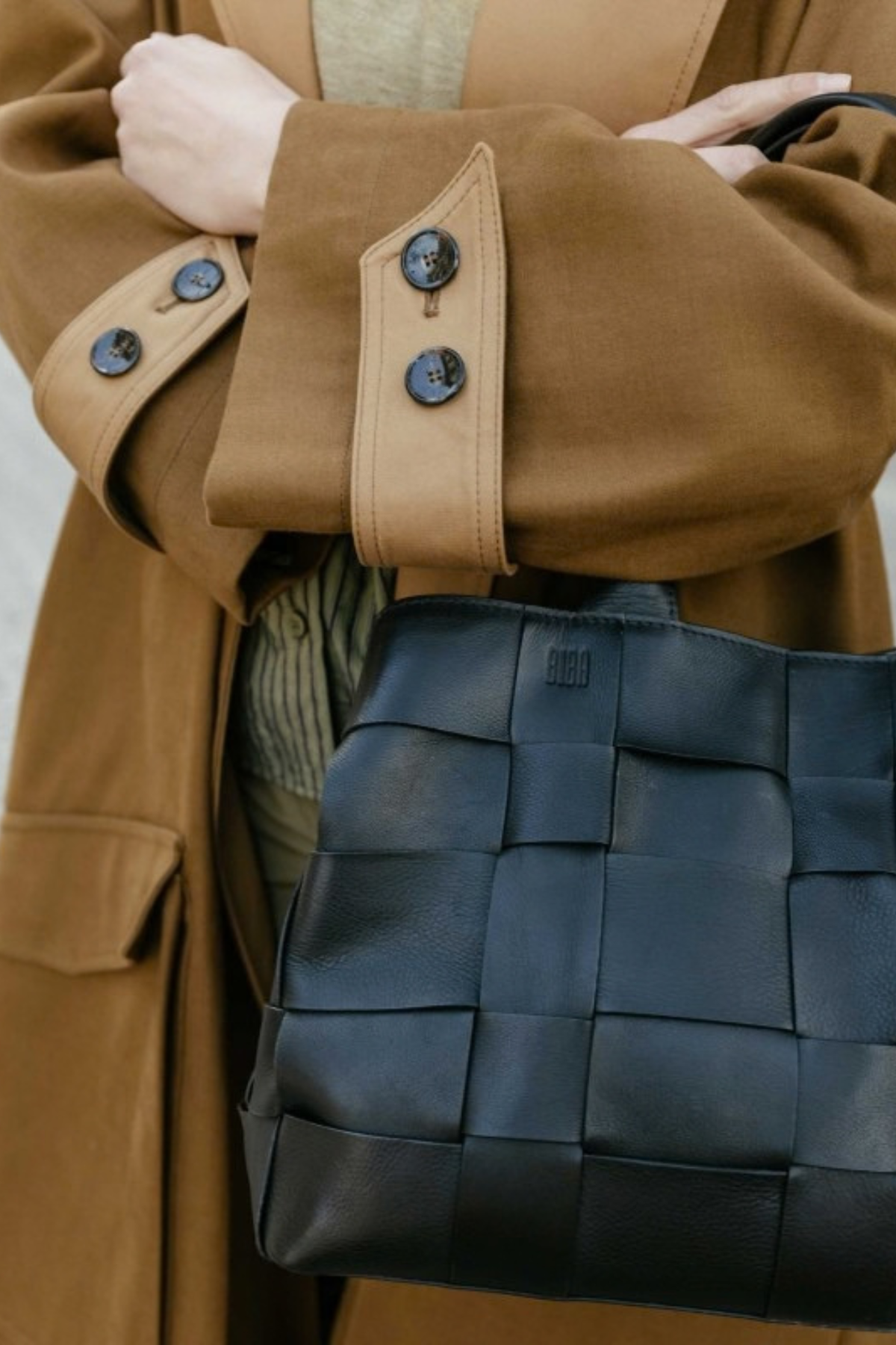 Détail du tressage en large damier et du logo Biba frappé sur le sac Wann noir