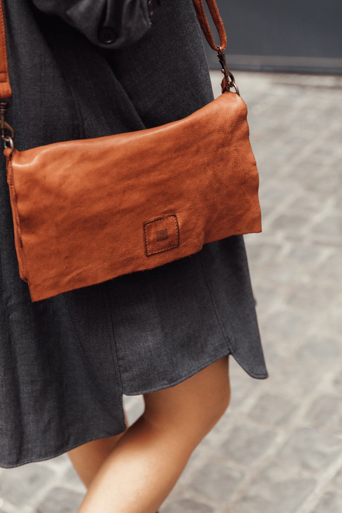 Sac à rabat en cuir cognac Biba Boston BT5 vu de trois-quarts, bandoulière réglable