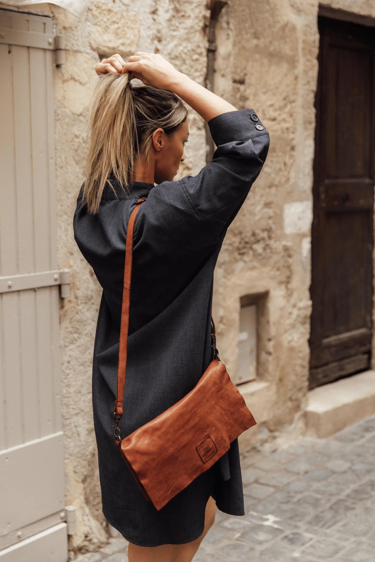 Sac bandoulière à rabat en cuir Biba Boston BT5 porté épaule